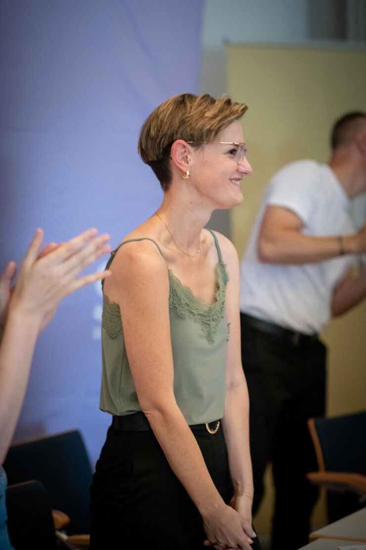 Vorsitzende Vanessa Ost bei ihrer Wiederwahl